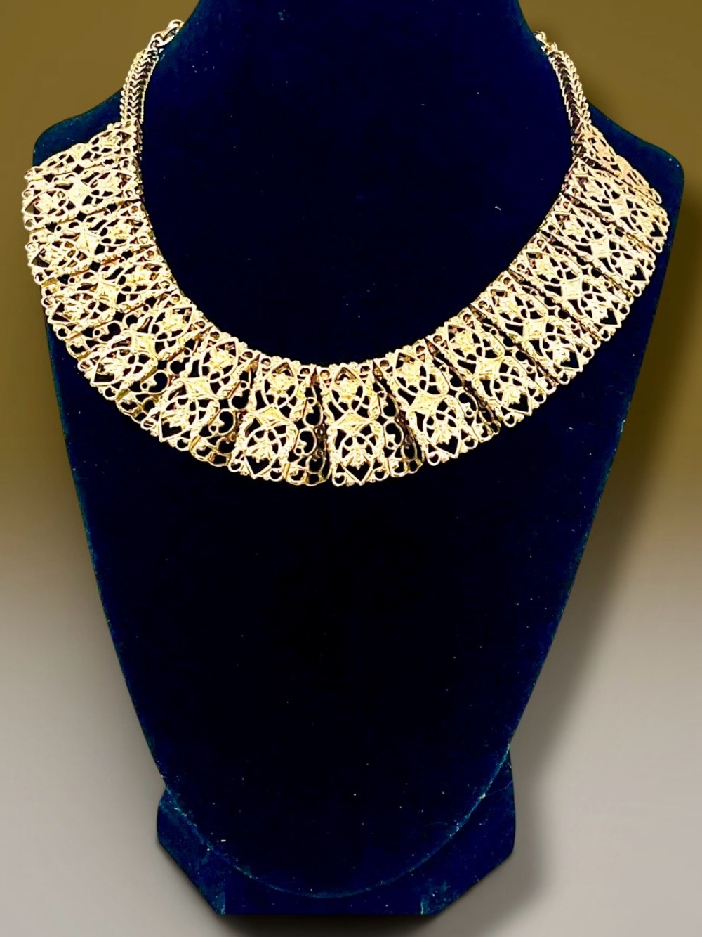Vintage Sarah Coventry Gold Tone Chantilly Lace Cleopatra Collar Necklace